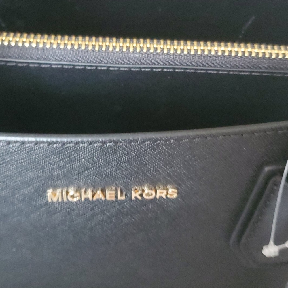 Michael kors  large HP  large tote or crossberry sold out dust cover tagged - Picture 3 of 8